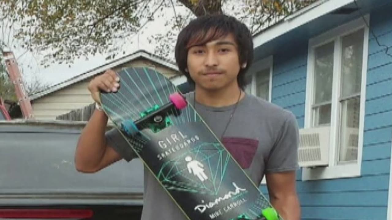 DICIEMBRE: 
<b><a href="http://www.univision.com/houston/kxln/noticias/muertes/autoridades-buscan-a-sospechosos-de-balear-a-jaime-hernandez-en-houston-video">Jaime Hernandez</a></b>, de 19 años, perdió la vida tras ser baleado en las afueras de un restaurante IHOP a donde había ido a cenar. La víctima había cambiado el cheque de su pago y al parecer dos sujetos de la raza negra lo habían seguido y trataron de robarle.