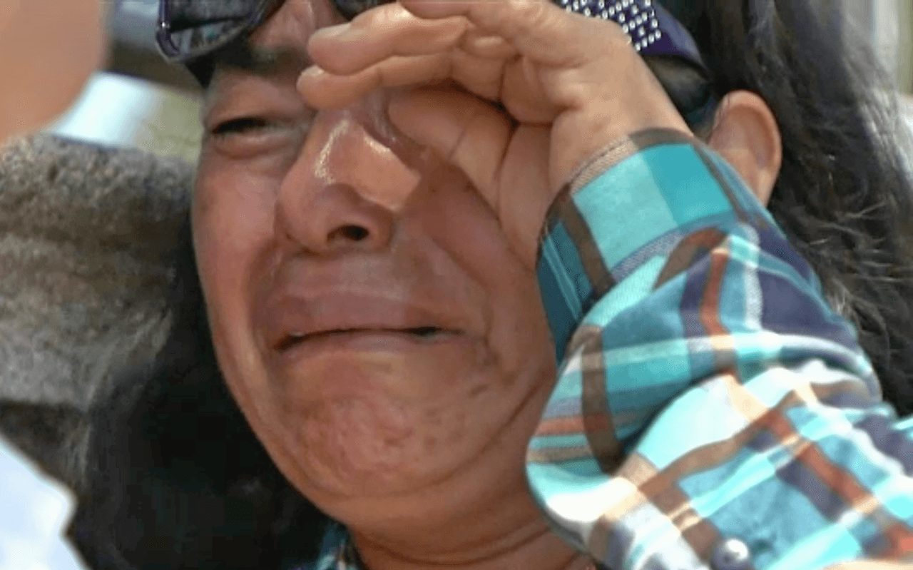 Celia Díaz llora al llegar al panteón y no encontrar la tumba de su hijo.