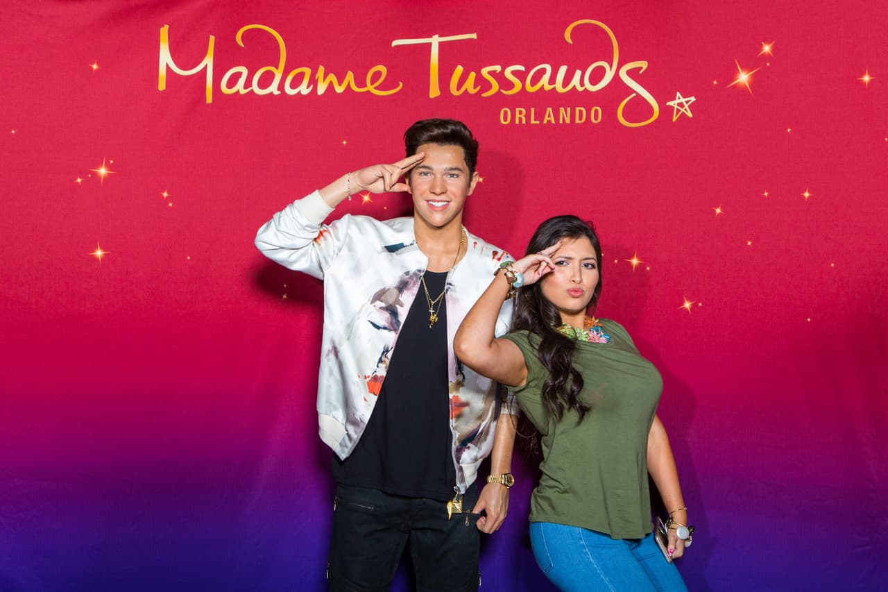 Las 'Mahomis' no han perdido el tiempo y cada que pueden se dan una vuelta por el museo para posar al lado de Austin Mahone.