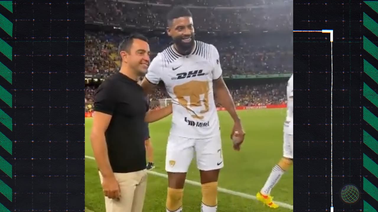 ¡Uno tras otro! Los jugadores de Pumas querían su foto con Xavi 