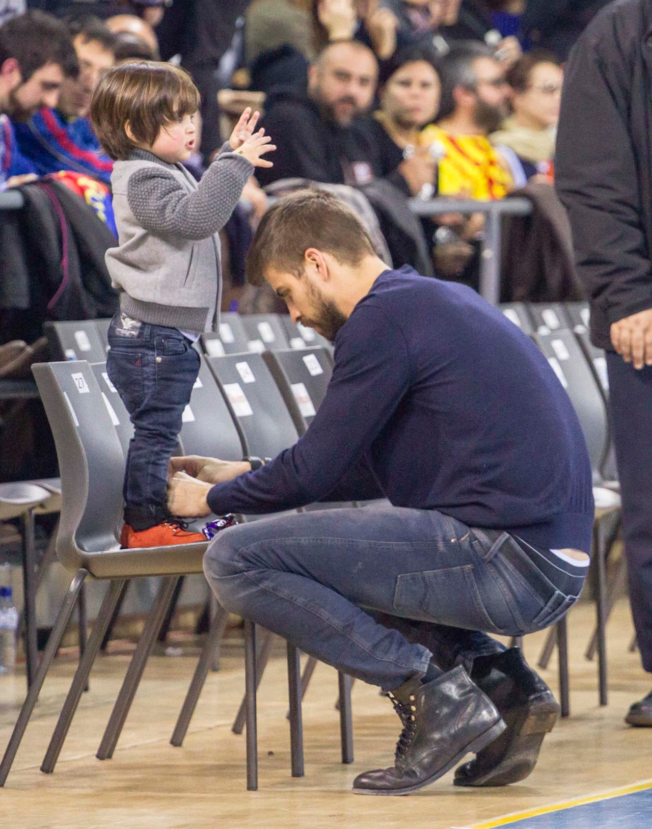 Es muy tierno ver a Piqué ocupándose de su hijo.