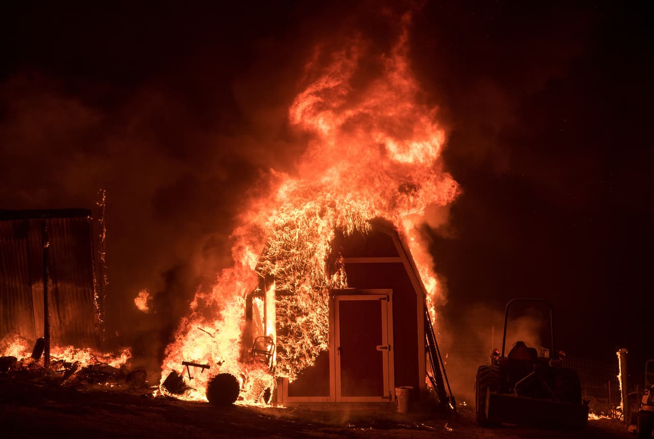 Un granero se consume con las llamas del incendio forestal en Oroville.