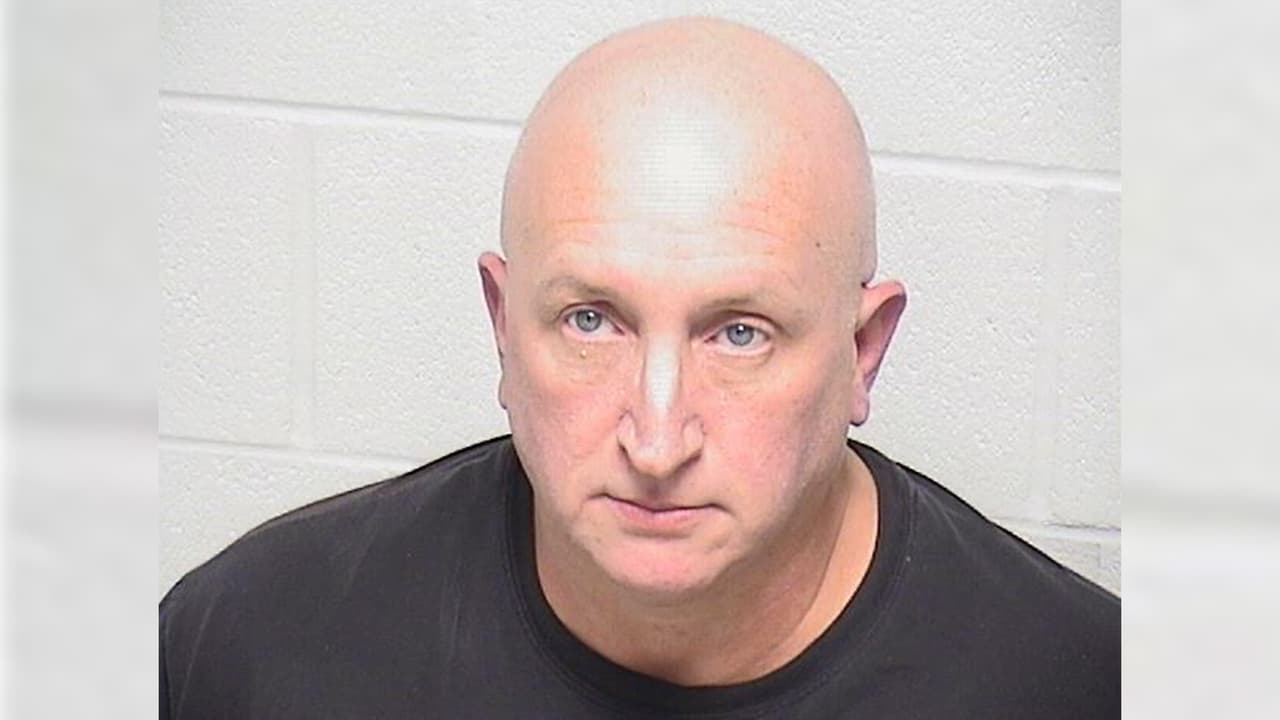 Fijan fianza de $50,000 a Robert Crimo Jr., padre del presunto autor del tiroteo en Highland Park