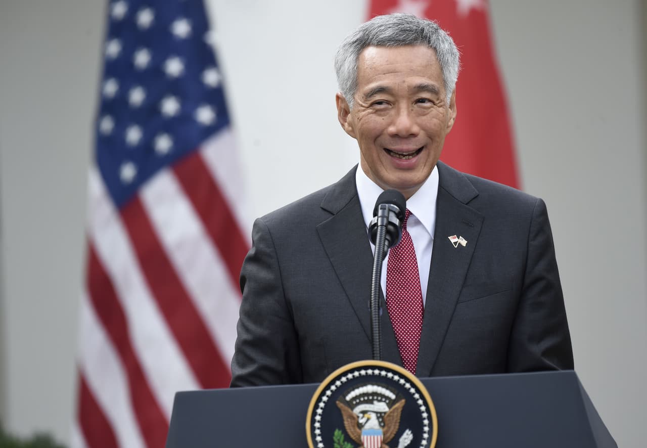 <b>Puesto 12. Lee Hsien Loong (Primer Ministro de Singapur, en la foto) y Leo Yee-Sin (director del centro de enfermedades infecciosas).</b> Singapur fue uno de los primeros países fuera de China en confirmar un caso de coronavirus y casi tres meses después solo han tenido 15 muertes relacionadas. La ciudad estado tiene una de las tasas de exámenes per cápita más altas del mundo.