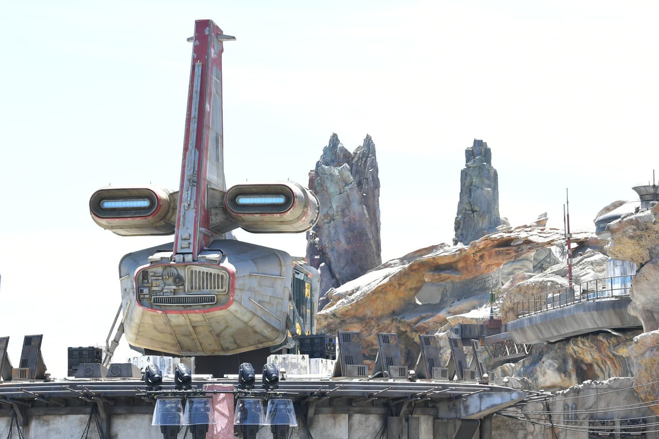 Esta estructura es de aproximadamente 14 acres (más de 56.000 metros cuadrados) y cuenta con atracciones, naves y personajes de La Guerra de las Galaxias.