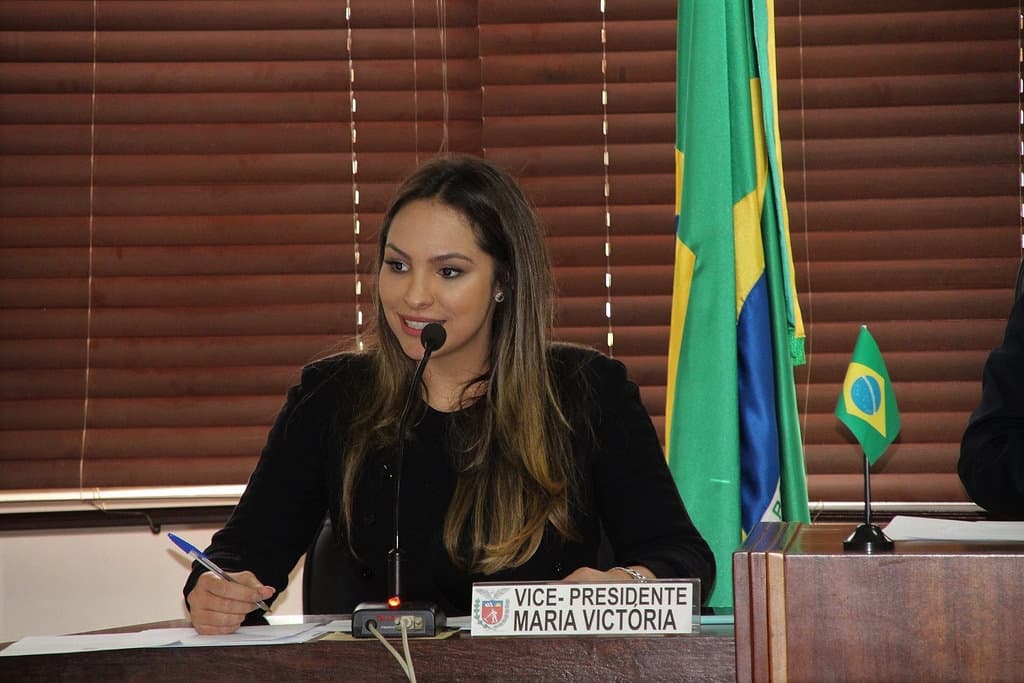 Una política brasileña, obligada a salir escoltada de la iglesia el día de su boda en medio de protestas