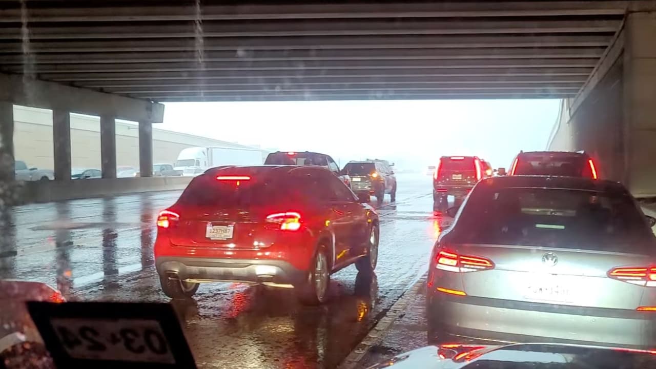 Varios conductores se vieron obligados a detenerse abajo del puente Parker, en la autopista 75 en Dallas, debido a que los vientos y las lluvias les impedían la visibilidad.