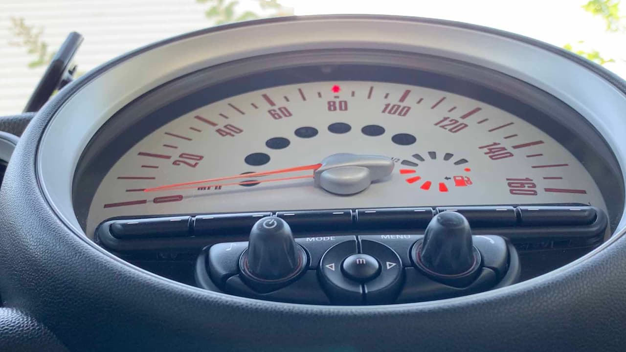 Actualmente hay dos tipos de tableros en donde se ve el millaje del vehículo, en los más nuevos es digital y en los anteriores es el convencional.