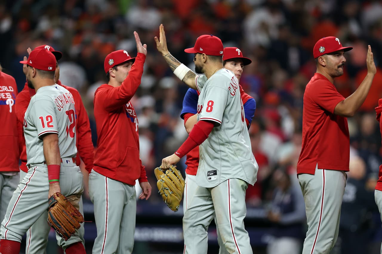 Ninguno de los equipos pudo anotar en las cuatro entradas restantes, aunque los Astros estuvieron cerca en la novena entrada con
<b>José Altuve</b> en posición de anotar con dos outs. Sin embargo,
<b>Nick Castellanos</b> hizo una atrapada increíble para enviar el juego a entradas extra.