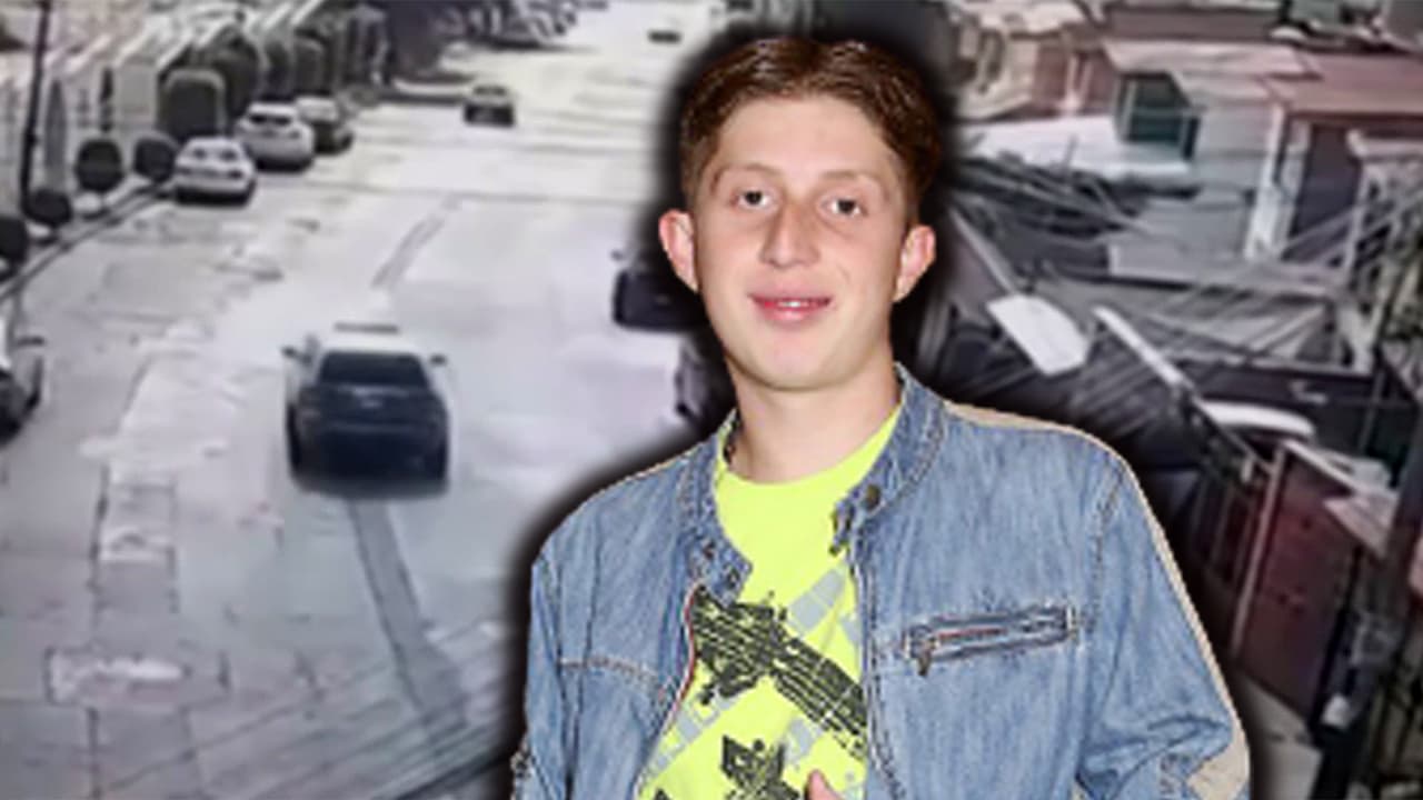 Según la autoridad, al joven de 22 años 
<b><a href="https://www.univision.com/famosos/octavio-ocana-vecinos-ultimas-horas-vida" target="_blank">se le ordenó detenerse</a></b> cuando iba al volante de su auto con dos acompañantes más. La orden se suscitó a raíz de que la policía atendió un reporte de que había personas armadas al interior del vehículo en el que él iba. 
<br>