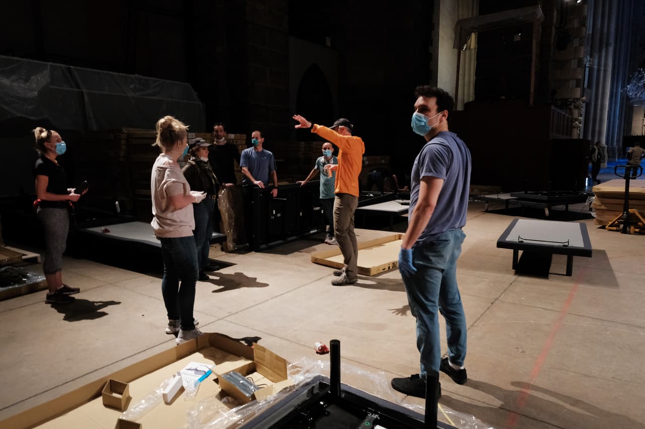 Las autoridades del estado ya habían instalado un centro de salud con
<a href="https://www.univision.com/noticias/salud/clinicas-de-campana-y-un-barco-hospital-ny-refuerza-su-capacidad-para-atender-el-aluvion-de-pacientes-con-covid-19-fotos-fotos">tiendas de campañas en Central Park </a>y adaptaron los espacios del centro de convenciones Javits para atender afectados por la pandemia.