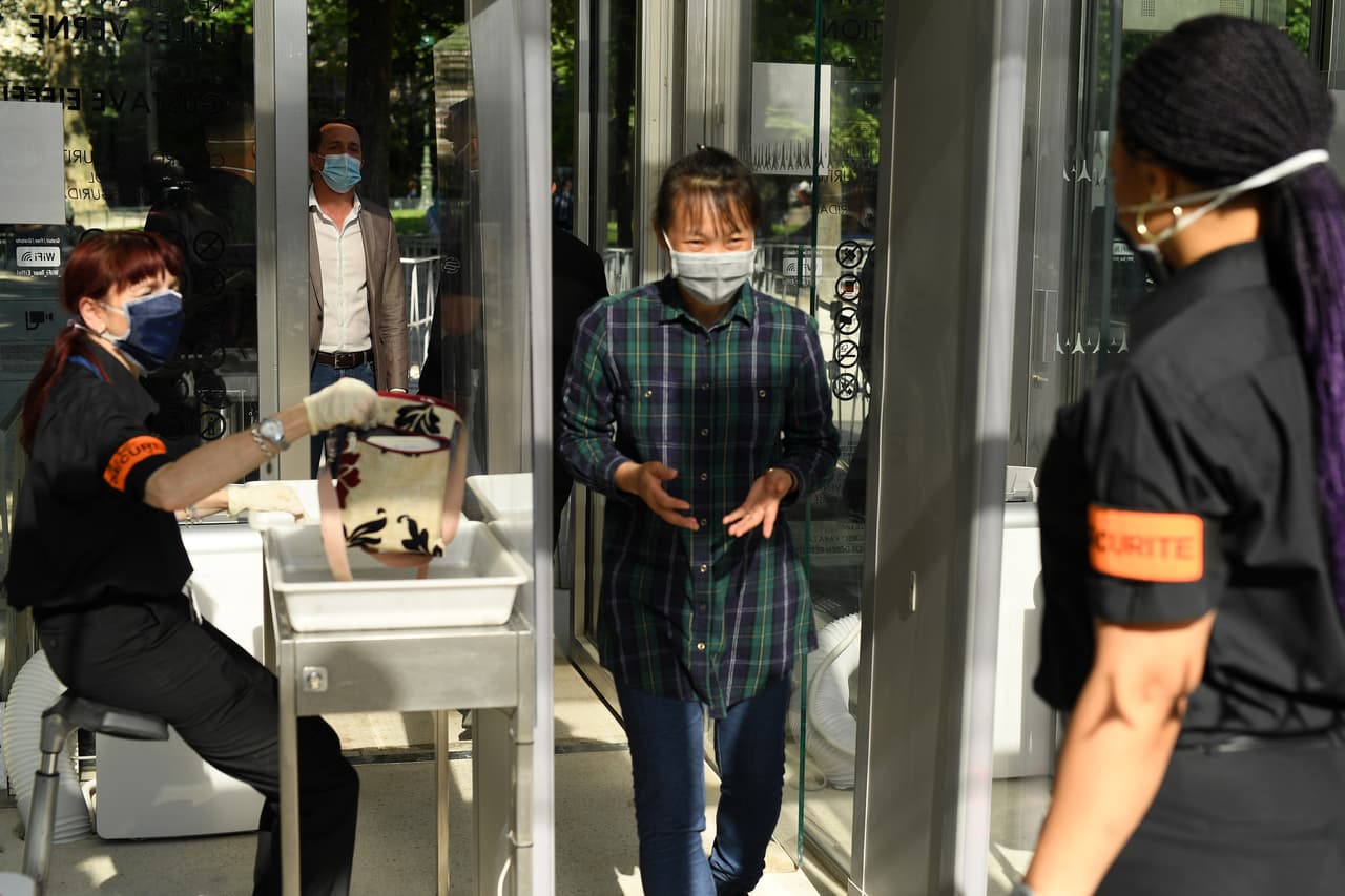 "Esperábamos mucha más gente, pero como las fronteras siguen cerradas hay pocos extranjeros", admite Yacine Gueblaoui, que controla en una de las entradas que todos los visitantes lleven mascarillas.