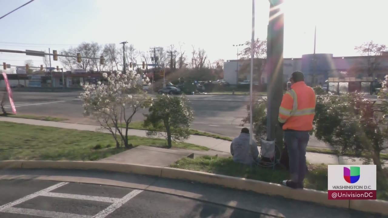 Mujer atrincherada se entrega a las autoridades y se reabre la autopista Richmond 
