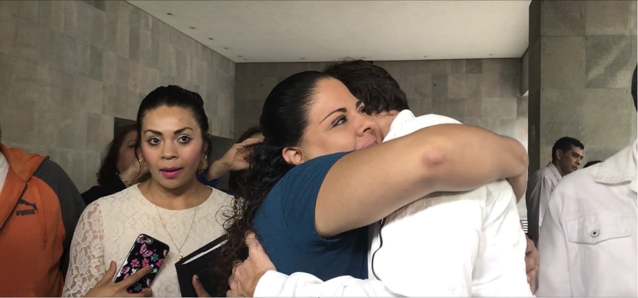 Se fundieron en un abrazo, como si fueran amigos del pasado. En ese momento, le dijo algo que lo conmovió.