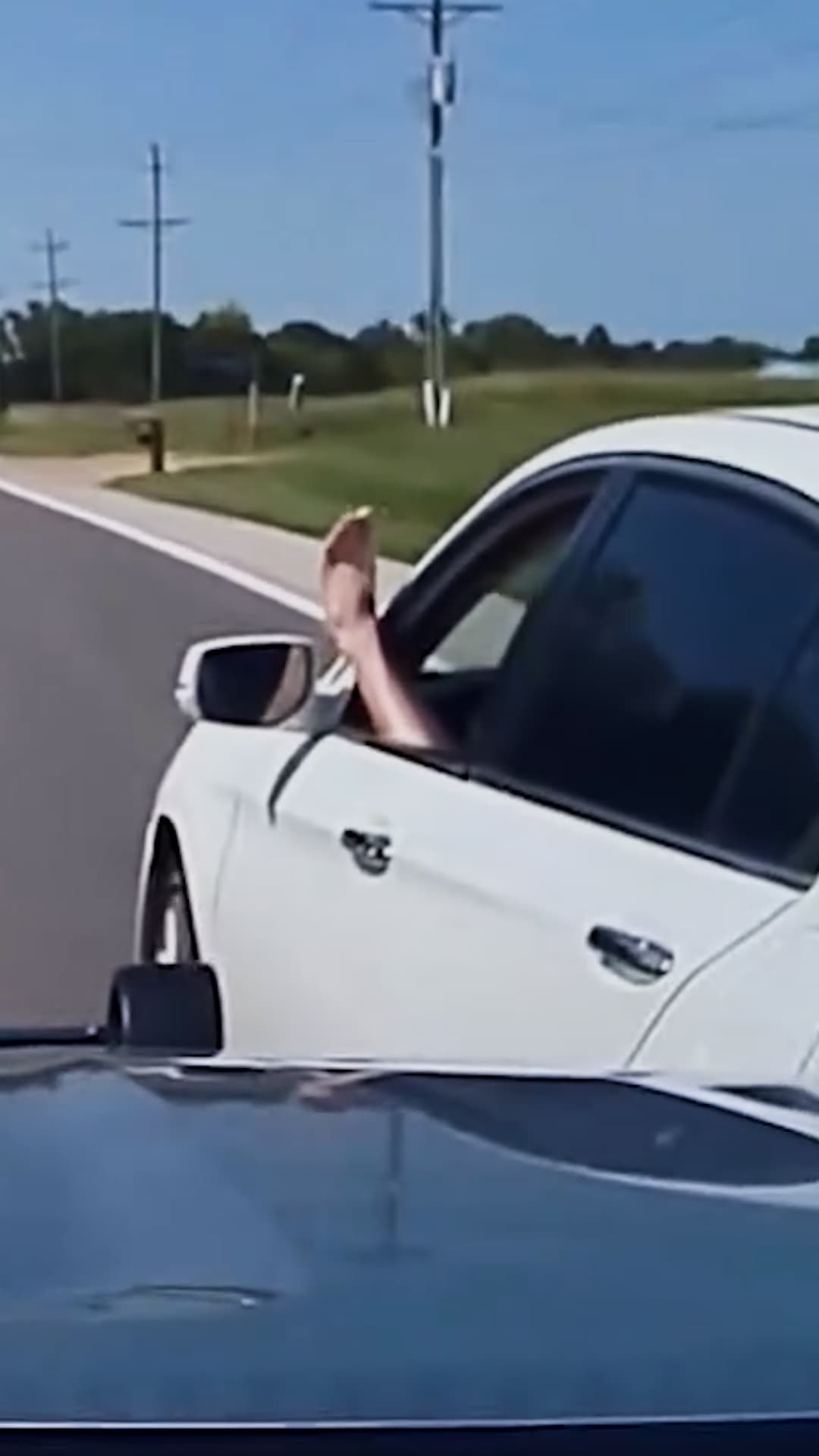 Conductor saca el pie por la ventana durante una persecución en Missouri