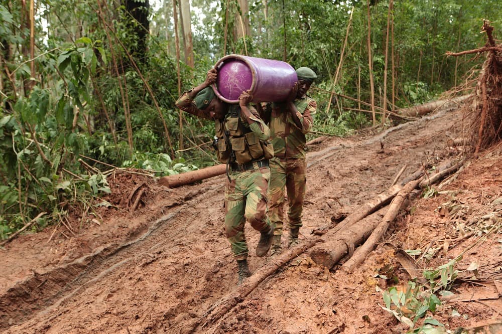 Ante esta situación, los soldados deben llevar suministros a las comunidades afectadas.