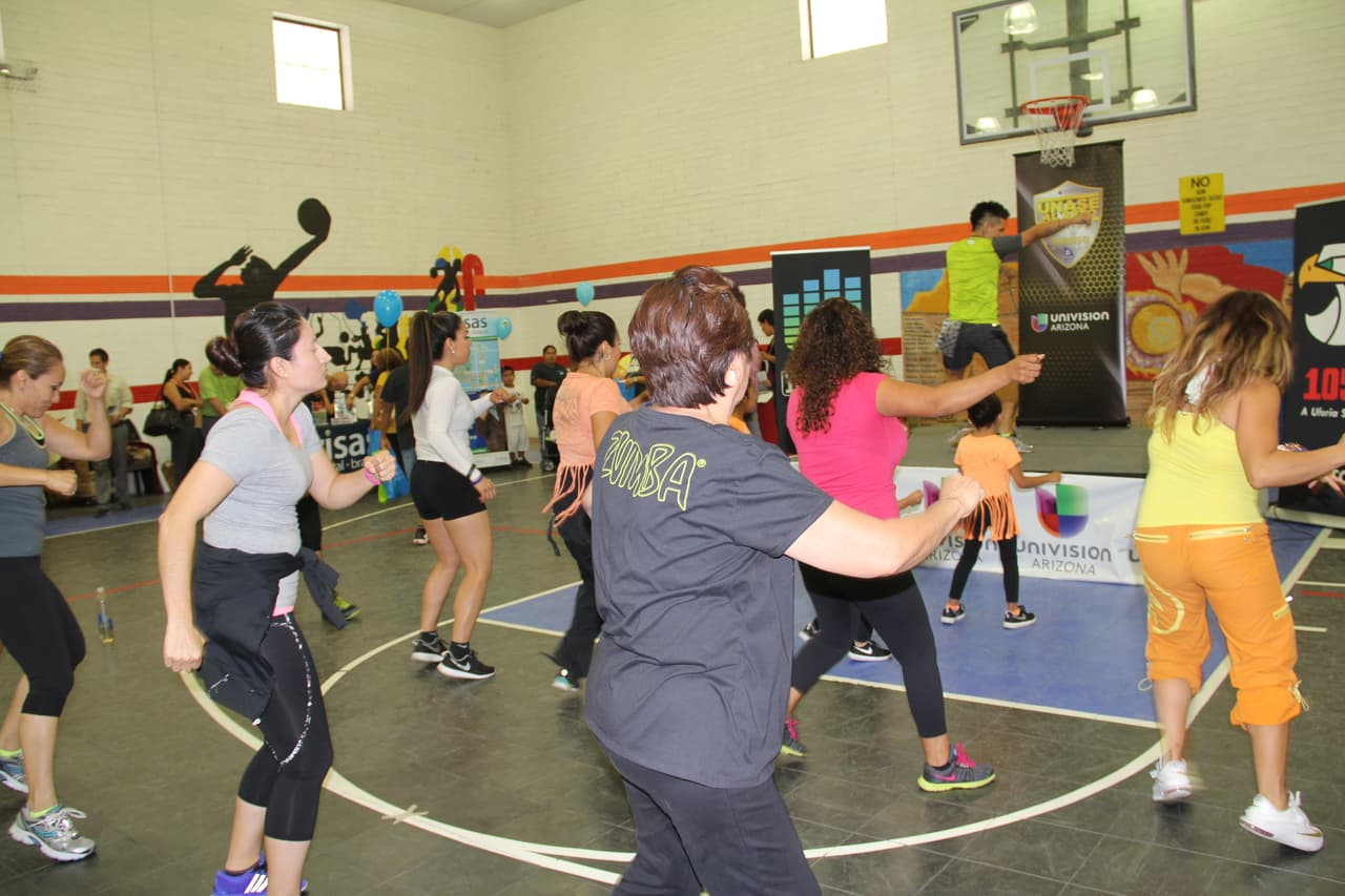 Unas 300 personas asistieron a la feria “Camino a la Salud’, donde se hicieron exámenes gratis, bailaron Zumba y conocieron a la carismática Cecilia Ramírez Harris de Primer Impacto.