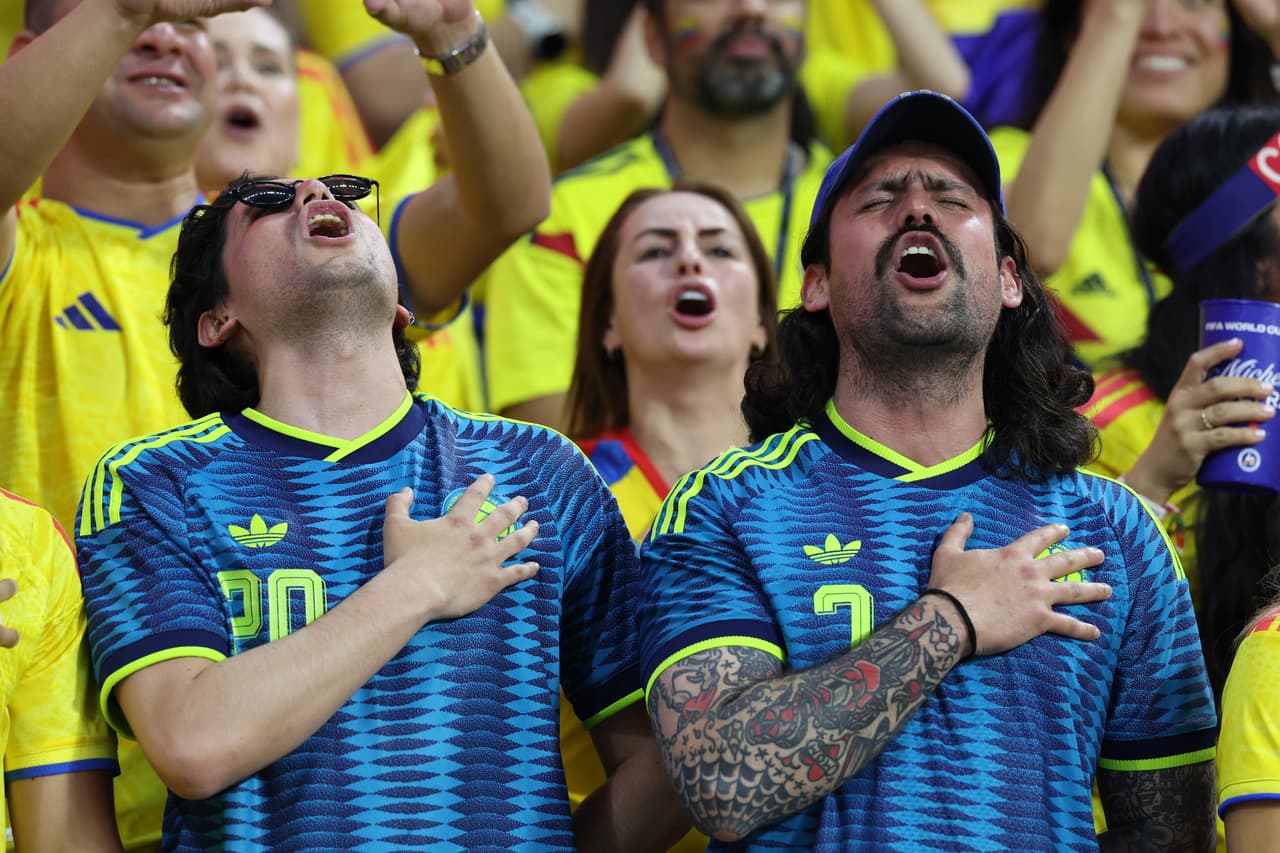 Aficionados colombianos cantan su himno nacional antes del partido de fútbol del Grupo K de la Copa Mundial entre Uzbekistán y Colombia en la Ciudad de México, el miércoles 17 de junio de 2026.
