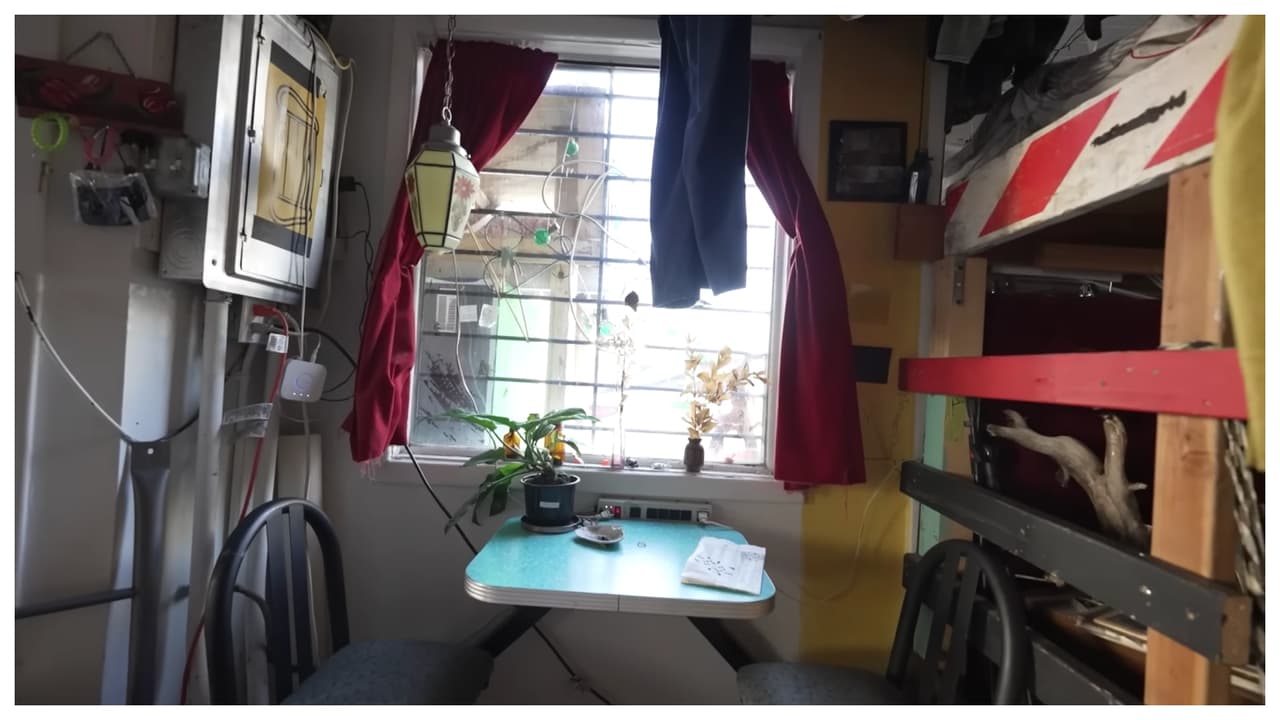 Aunque viva en una antigua lavandería, 
<b>no dejó una sola secadora de ropa dentro de su casa</b>, por lo que después de lavarla la cuelga en lazos que atraviesan su vivienda. 
<br>