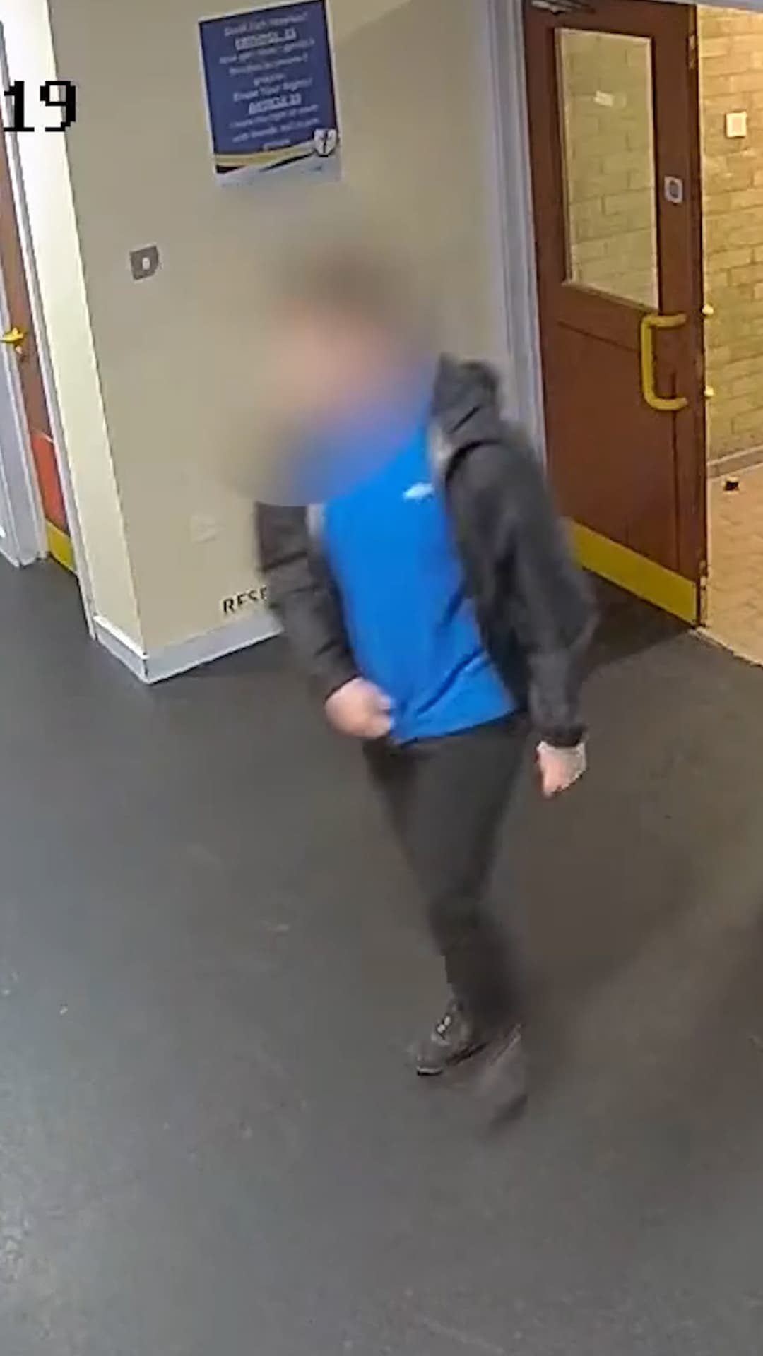 Un estudiante apuñala a su profesora en la cabeza