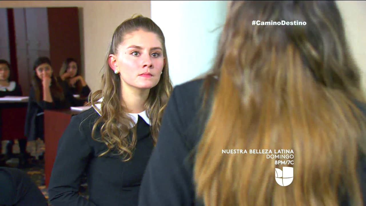 Isabela está segura que Camila es la que le quiere quitar el amor de Carlos.