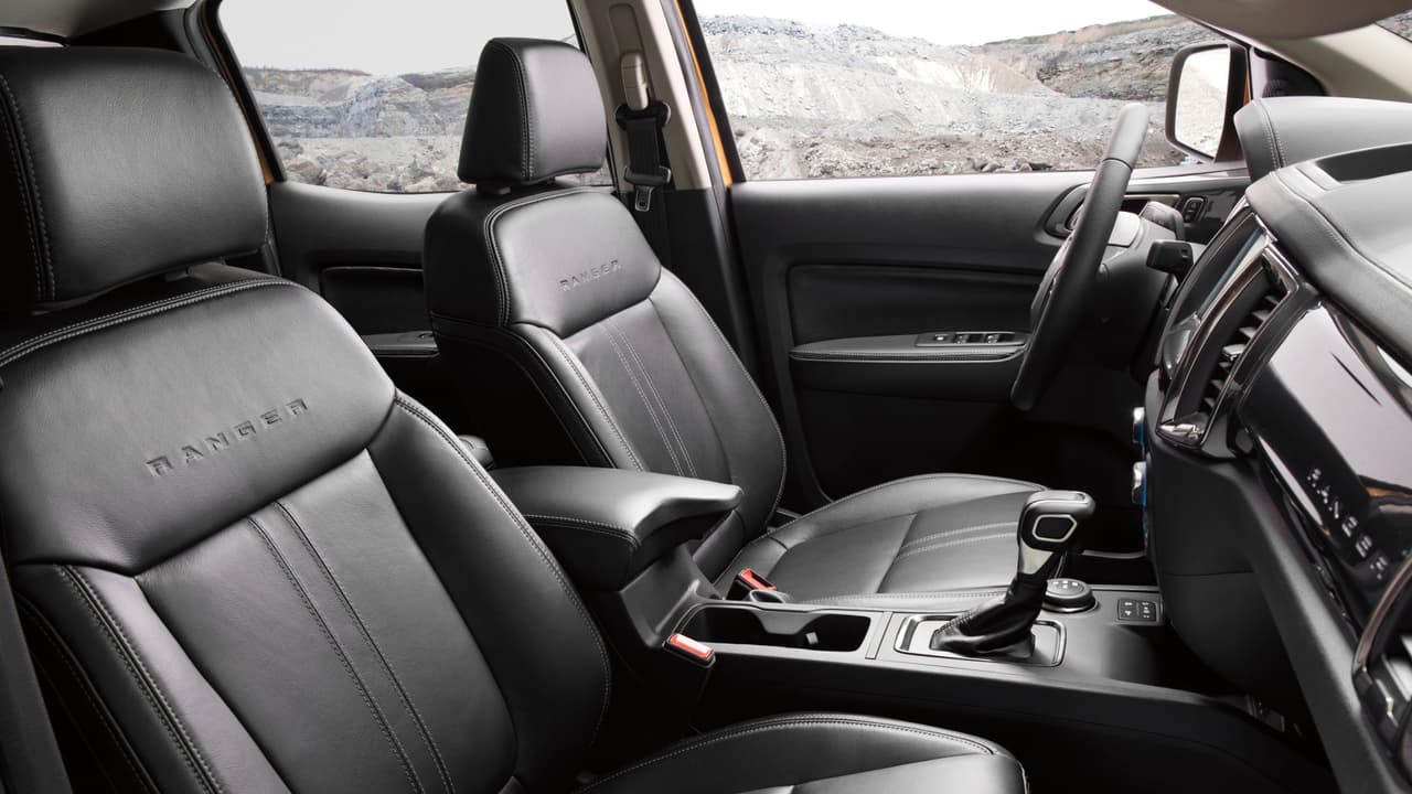 <h3 class="cms-h3-H3">Una cabina simple y elegante</h3>
<br>El diseño de la cabina de la Ford Ranger 2019 es sorprendentemente 
<b>limpio y simple</b>, lo cual sumado a la buena calidad de los materiales lo hace una rareza en el mundo de las pickups. Las camionetas del nivel Lariat equipada con asientos son razonablemente lujosas.