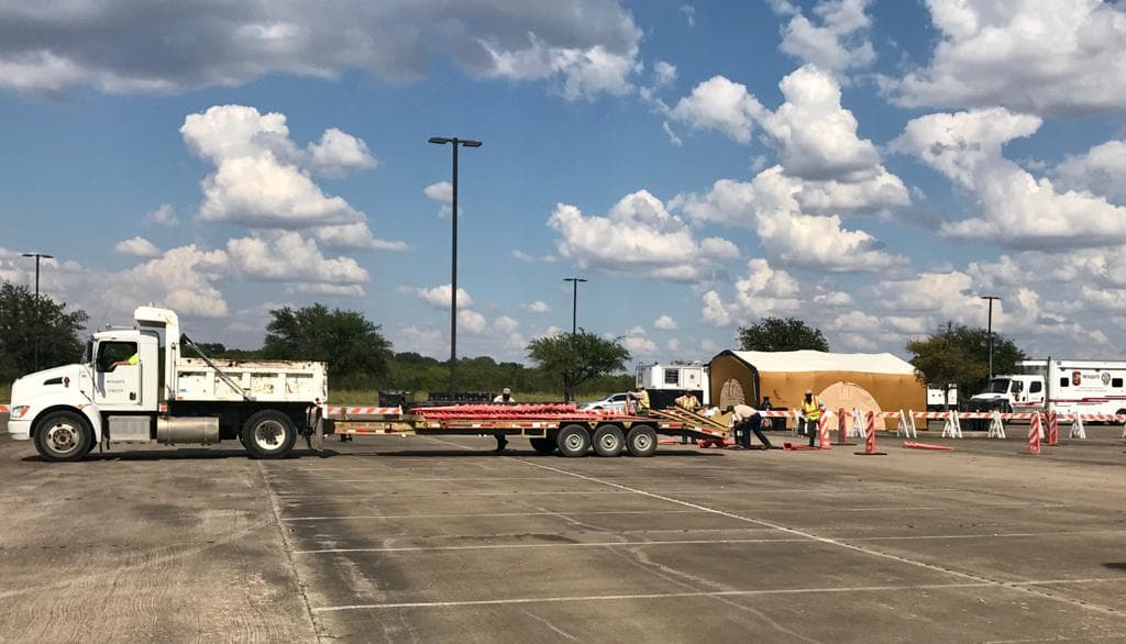 Los evacuados podrán registrarse en el centro de recepción para su transporte a los hoteles del área.
<br>