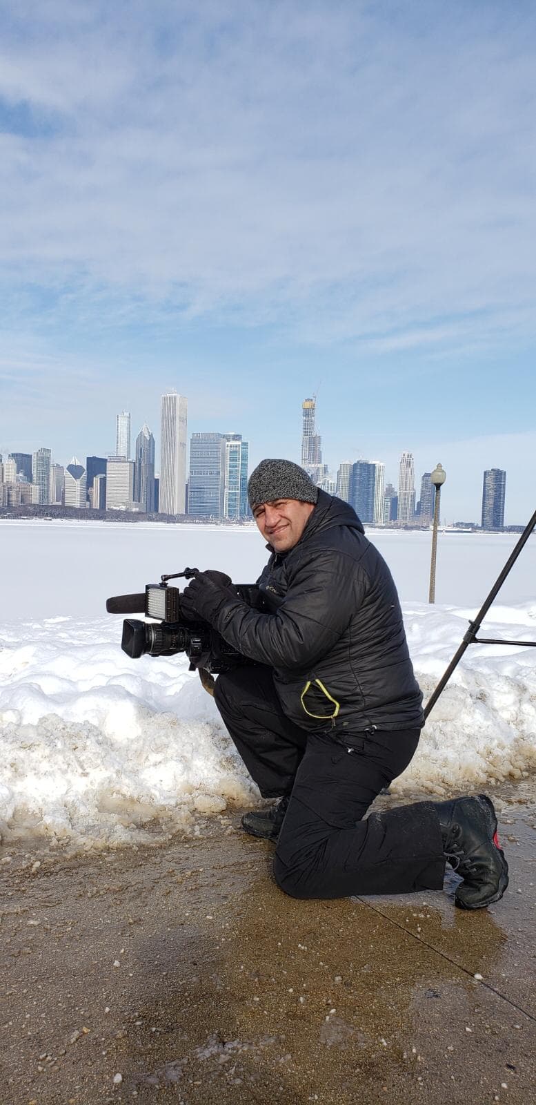 Vladimir Armijos lleva trabajando sobre 14 años en Noticias Univision Chicago, por lo que sabe cómo abrigarse para enfrentar estas frías temperaturas.