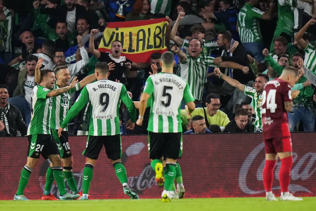 El Sevilla no pudo conseguir la victoria en el derbi ante el Betis disputado en el estadio Benito Villamarín, que acabó con empate a uno y con tres expulsiones, dos en la primera parte, una para cada equipo, y otra local en los inicios de la segunda.