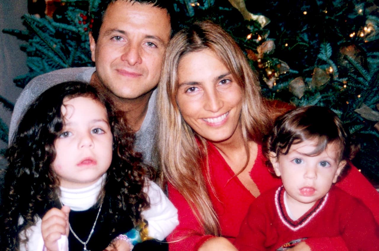 Sus cenizas fueron repatriadas a México y lanzadas al mar. Desde entonces, Carina se hizo cargo de sus pequeños, quienes al parecer también heredaron el talento de su padre.