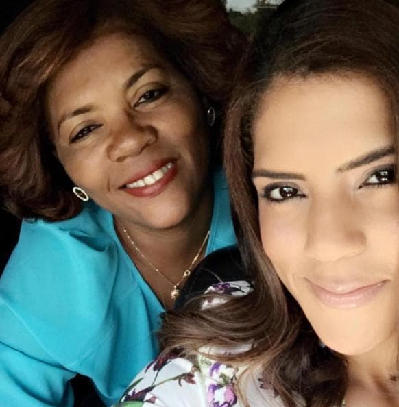 La señora Divina Montero es una mujer carismática y llena de energía, por lo que no dudamos que la personalidad de la conductora dominicana sea herencia de su madre.