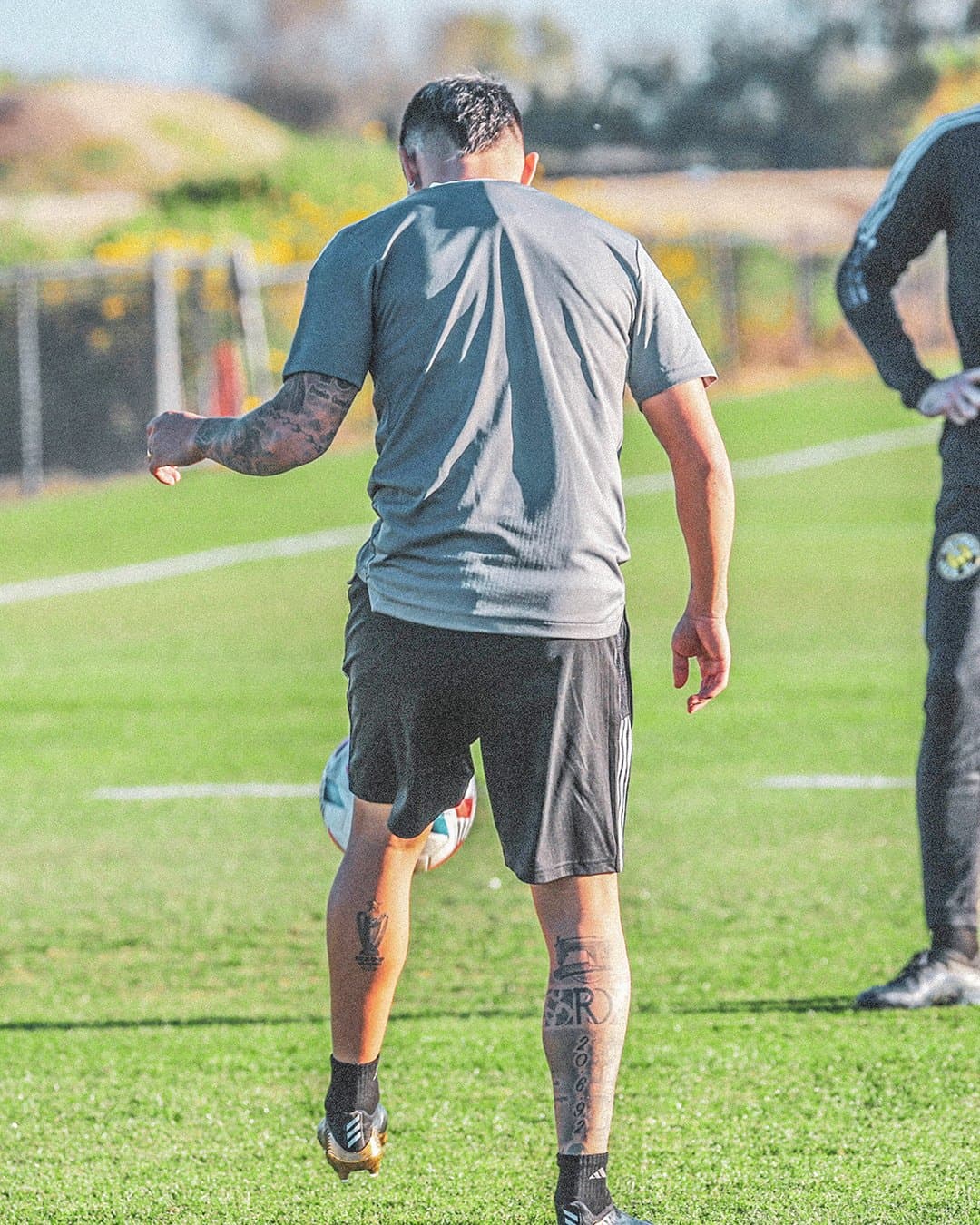 El tatuaje lo acompaña en la pretemporada 2021 del equipo campeón.