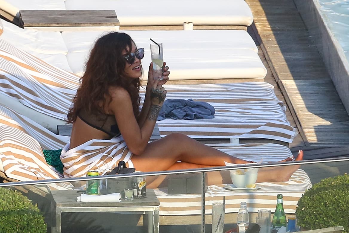 A la hora de ir a la playa, Ri se relajan con un par de bebidas. ¡Qué rico!