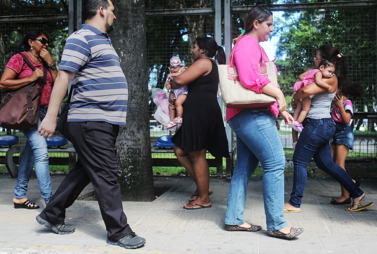 Las mujeres embarazadas y sus bebés son los grandes afectados por el virus: ellas pueden transmitírselo durante la gestación y causarles daños congénitos como la microcefalia.