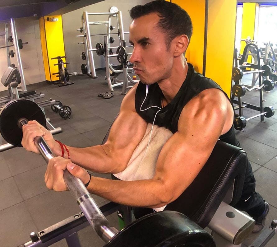 "Necesitaba poder sanar todo lo que traía cargando", comentó, "empecé a observar las versiones de todo el mundo y qué tan mal se le habían pasado con lo que nos había pasado a nosotros. En lugar de poder sanar lo mío, mi duelo, 
<b><a href="https://www.univision.com/famosos/alejandro-sandi-rompe-el-silencio-tras-el-secuestro-que-sufrio-no-se-bien-como-estoy-video" target="_blank">me la estaba pasado fatal</a> </b>por la experiencia de los demás".