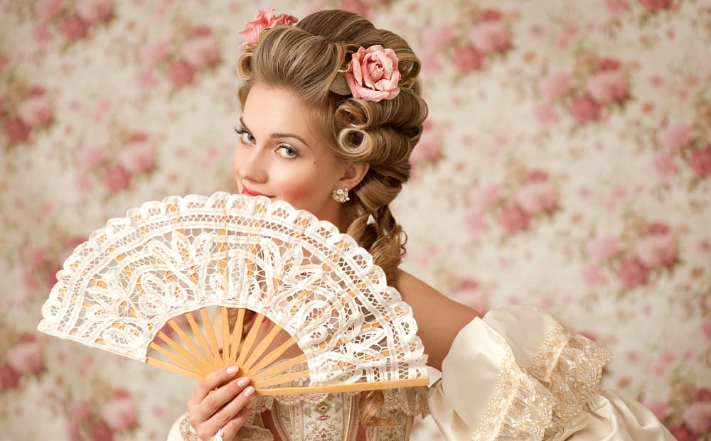 <b>Leo</b>
<br>Tú eres el signo del Sol, lo regio! El orgullo, la realeza, las recreaciones, las fiestas, los juegos, el teatro, el placer, el arte. Para ti los grandes disfraces pomposos de damas antiguas con grandes pelucas, y muy bien hechos al estilo de las cortes francesas antiguas, o sea, tipo María Antonieta, Madame Pompadour, etc. Disfraces de juglares, bufones, saltimbanquis, y todo lo que remede el teatro.