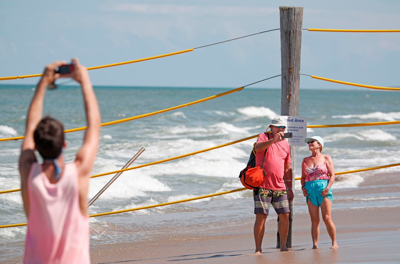 <a href="https://www.google.com/maps/place/PLAYALINDA+Beach/@28.655517,-80.6405835,15z/data=!3m1!4b1!4m5!3m4!1s0x88e0b9e5d692e075:0x72224f41fdbb6ea8!8m2!3d28.6555177!4d-80.6318287?hl=es-419" target="_blank">Playalinda Beach y Apollo Beach,</a> así como Blind Creek Beach en Ft.Pierce, en Florida también están seleccionadas en la lista de mejores playas nudistas del país.