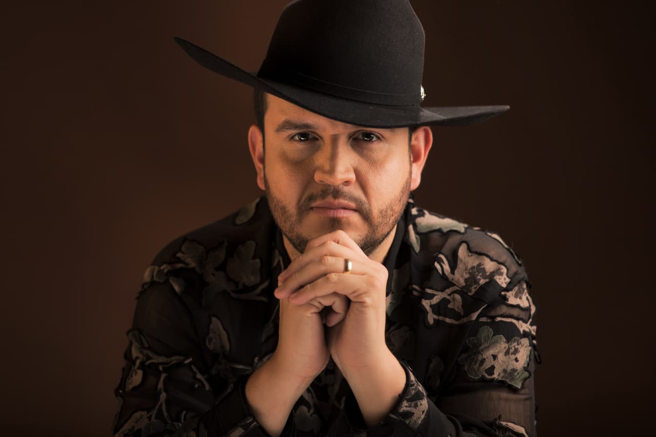 <h2 class="cms-H2-H2"><b>Edén Muñoz</b></h2>
<br>Nominado este año por partida doble en la categoría Mejor Canción Regional Mexicana del Latin GRAMMY 2022.