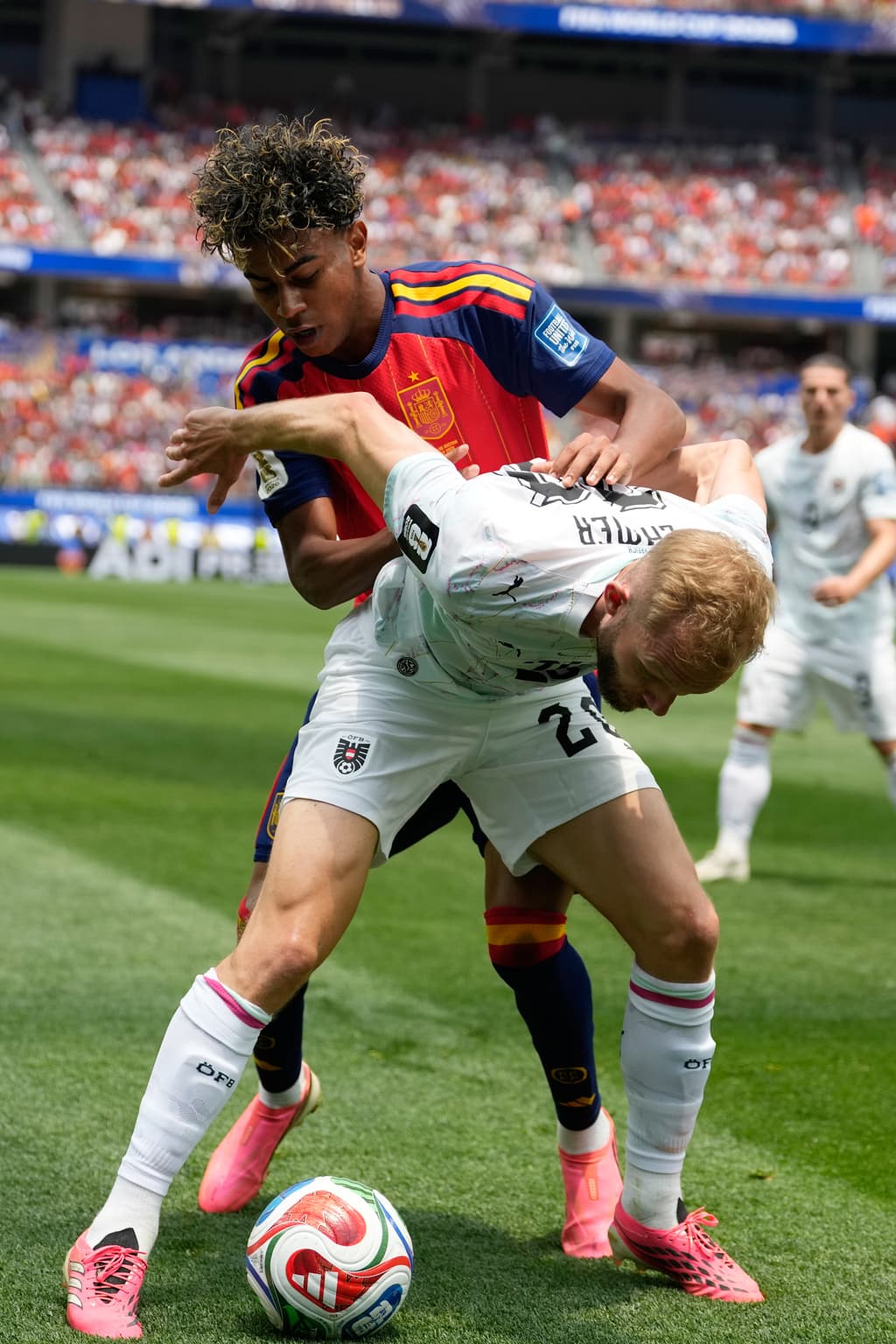 El austriaco Konrad Laimer (en primer plano) y el español Lamine Yamal luchan por el balón. (Foto AP/Andre Penner)