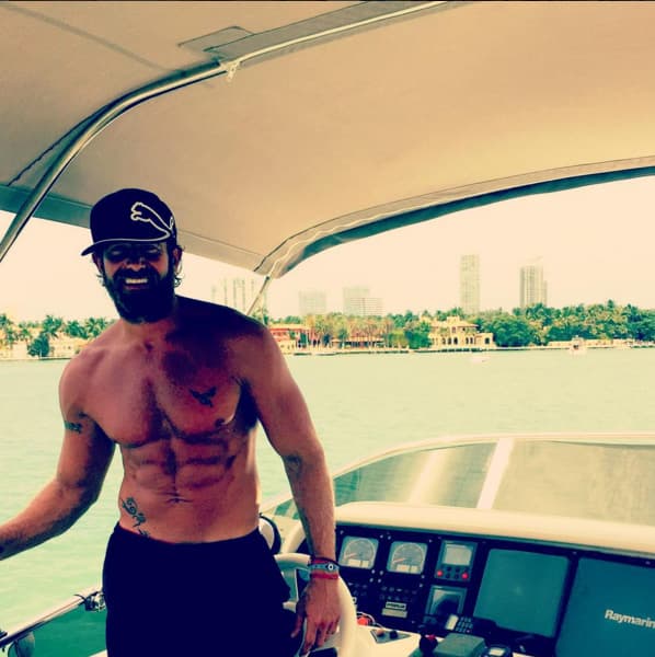 Cuando no tiene proyecto le gusta usar la barba larga.