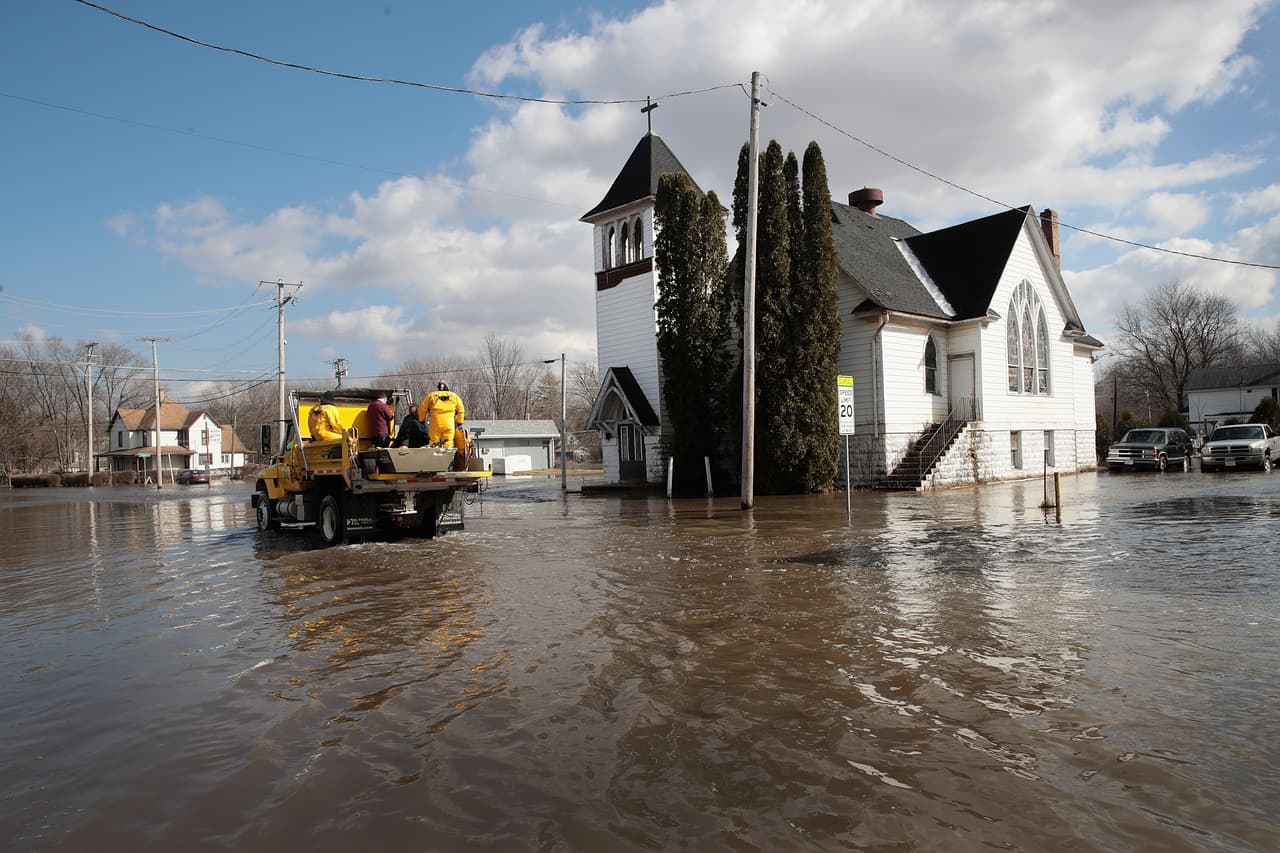 El agua ha tomado los espacios de Rockton. Aquí una iglesia afectada por la crecida del río.