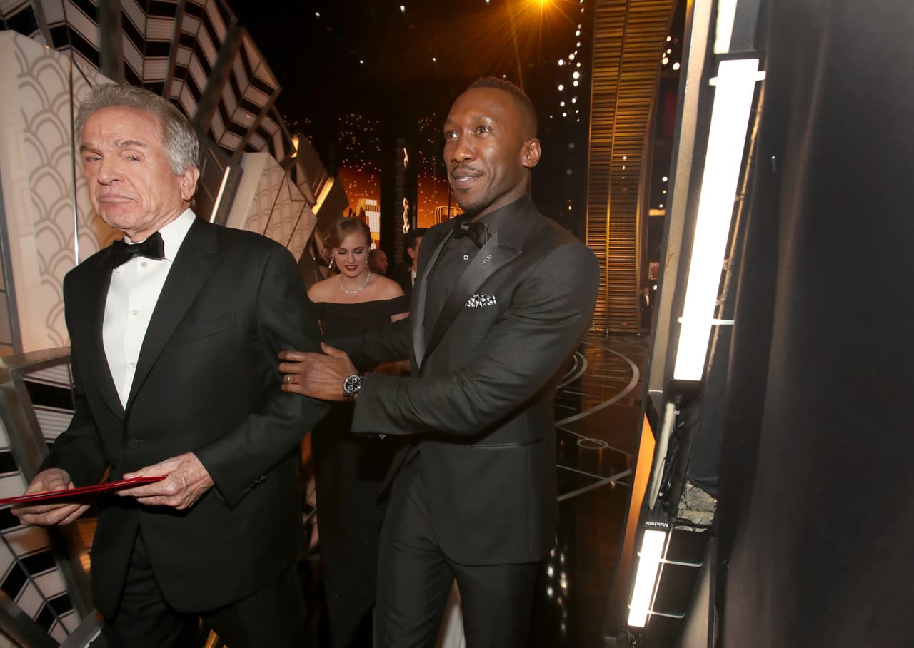 ¿Y esa cara Warren Beatty? Menos mal que Mahershala Ali lo fue escoltando luego de que proclamara a 'La La Land' como Mejor película, cuando en realidad es 'Moonlight'.