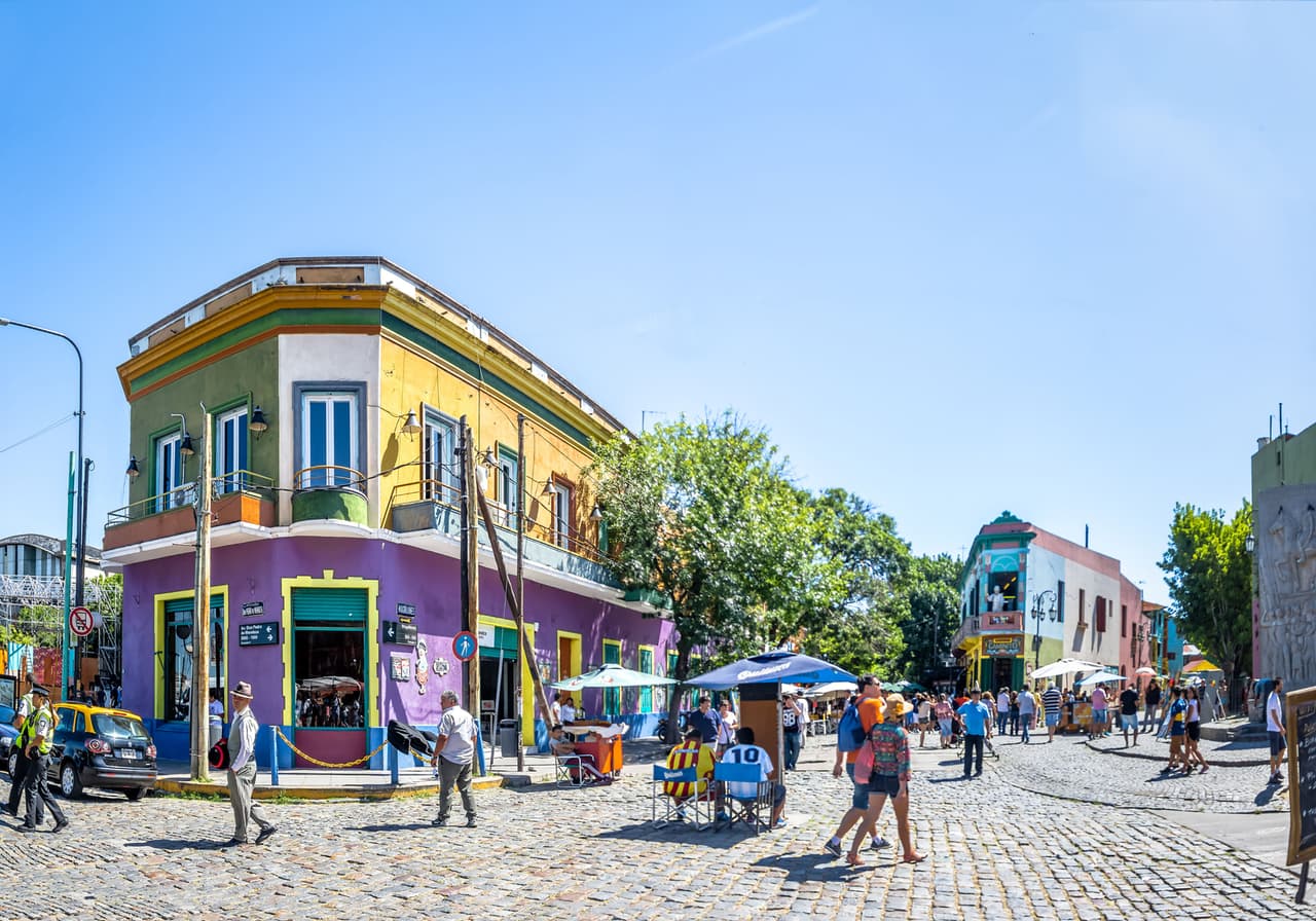<b>Barrio La Boca (Buenos Aires, Argentina) </b>
<br>
<br>Las calles del barrio de La Boca en Buenos Aires aún reflejan su historia de fines del siglo XIX. Los inmigrantes genoveses que se instalaron en el área, construyeron sus casas con piezas de chapa ondulada de los muelles, recubiertas con restos de pintura. Cuando se acababa un tono simplemente usaban otro, haciendo así un vecindario multicolor. 
<br>