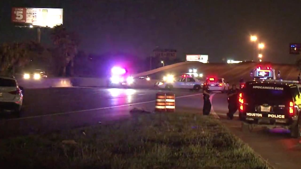 Un hispano intentó cruzar la carretera 45 Gulf Frwy, y fue golpeado por una camioneta. El conductor se detuvo y esperó a la policía, el área estaba oscura y el chófer no vio al peatón. El portavoz del Departamento de policía de Houston (HPD) indicó que el hombre murió en la escena