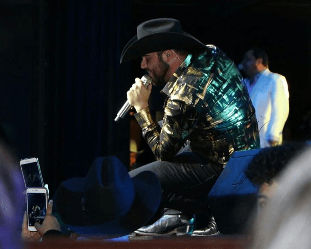 Gerardo Ortiz viaja a Miami directo de Chicago, donde se presentó con éxito este fin de semana.