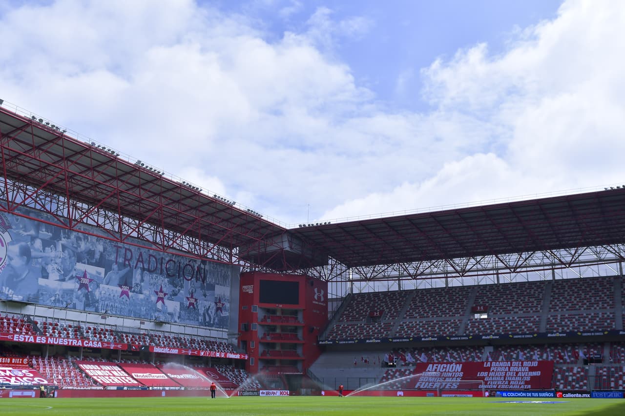 Gael Sandoval y Octavio Rivero se encargaron de darle la victoria a su equipo en el infierno; los de casa anotaron un tanto al minuto 92. Santos vence a Toluca en la Jornada 11 del Torneo Guard1anes de la Liga MX.