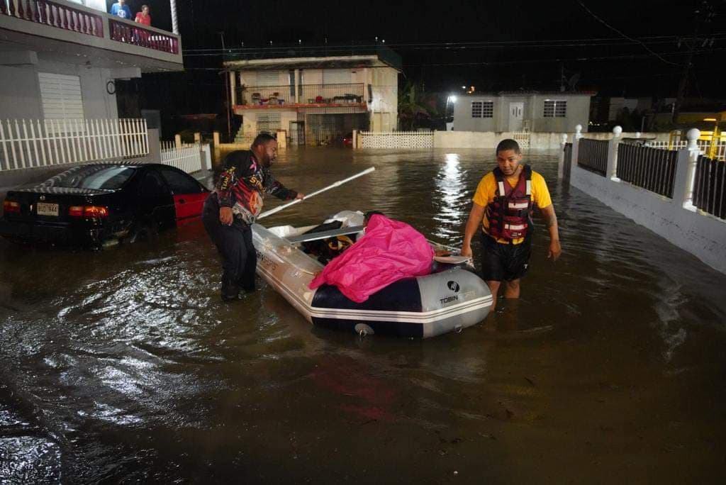 En Toa Baja, la situación se complicó el sábado en la noche y así abandonaban algunos residentes sus casas.