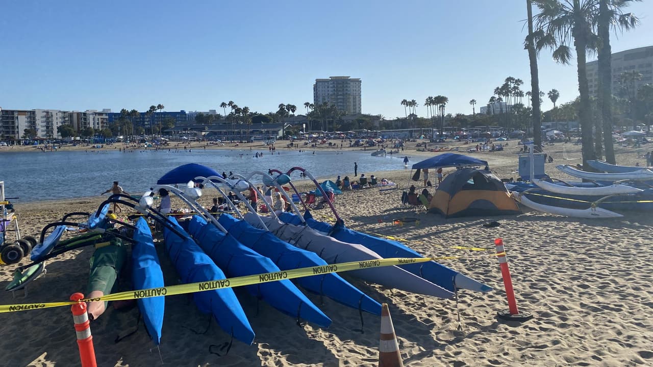 Según el Departamento de Salud de Los Ángeles, las playas no han sido cerradas. No obstante, piden a los visitantes no bañarse, surfear ni jugar en el agua, dado a los riesgos de enfermedades.