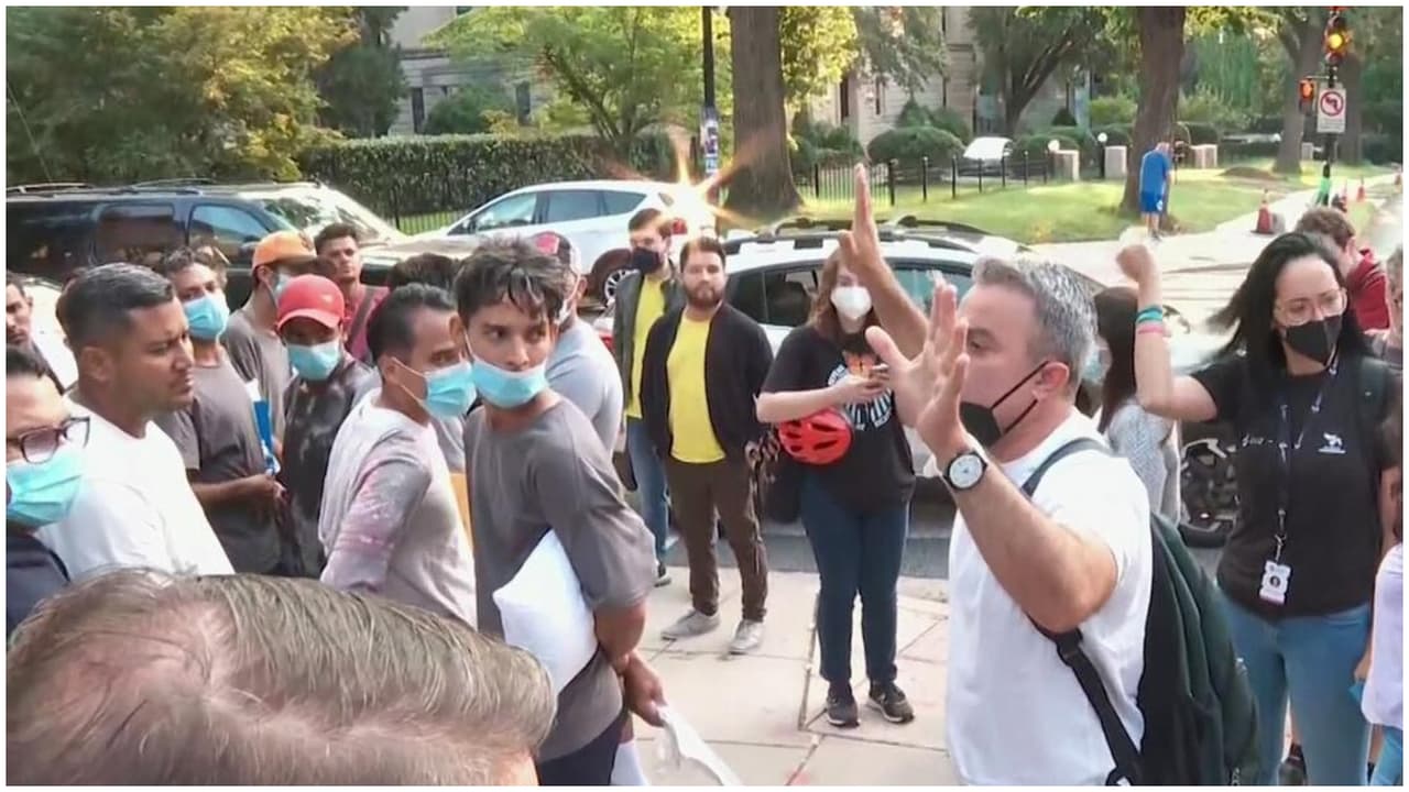 Otros 50 inmigrantes llegan en autobuses cerca de la casa de Kamala Harris en Washington, DC