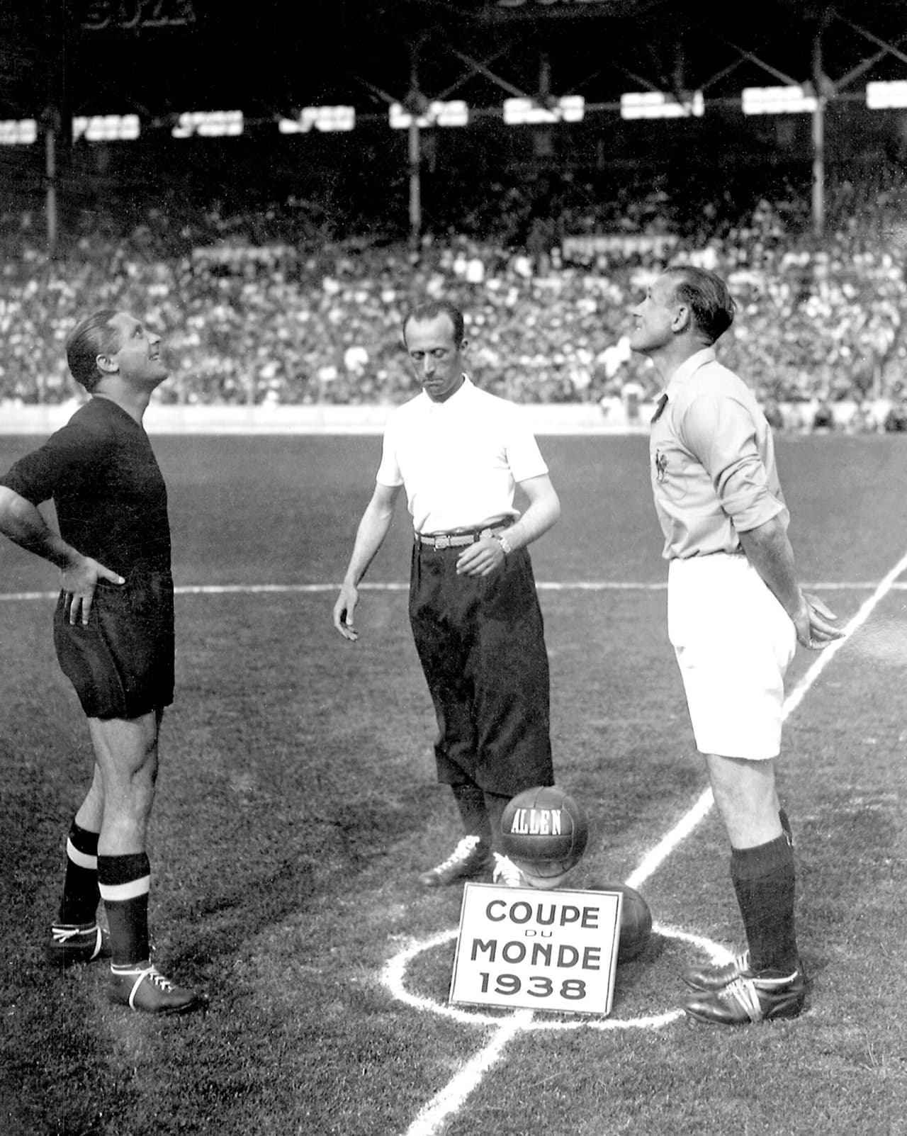 Francia-38 sintió los efectos del comienzo de la Segunda Guerra: tuvo 15 selecciones porque Austria, clasificada, fue anexionada por la Alemania nazi tres meses antes de la competición y su plaza no se cubrió. Tuvo a Indias Orientales (Indonesia) como la primera asiática. Se hizo con eliminación directa a un partido.